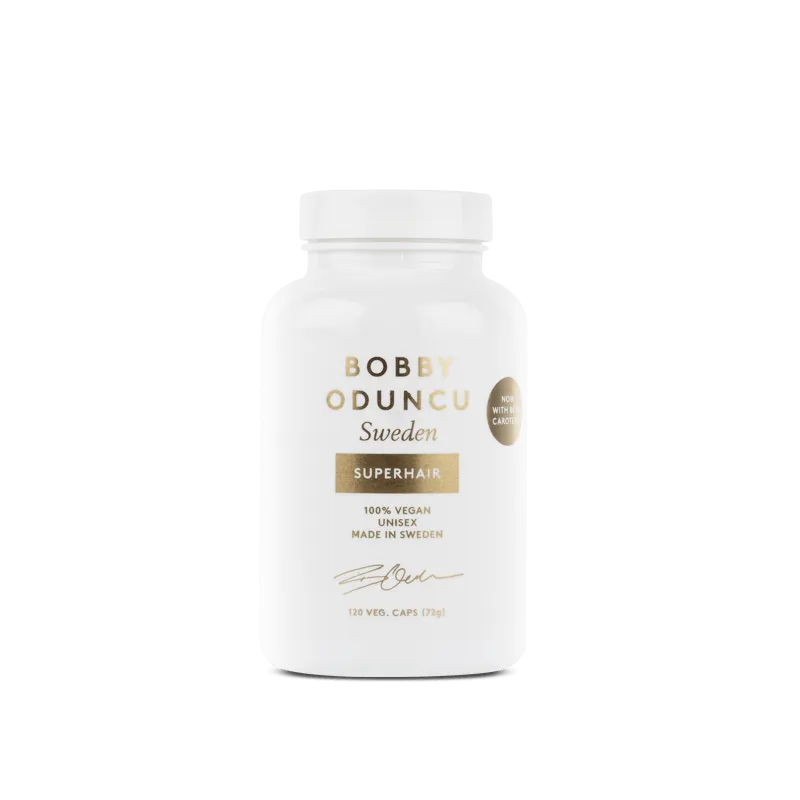 En glad kund provar sin hårvård och vill direkt köpa en egen.